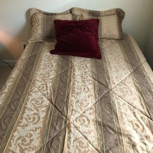 Westpoint Stevens Queen reversible comforter